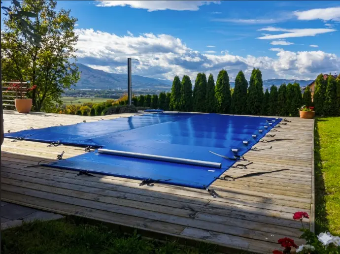 bazensko pokrivalo s cevnimi palicami